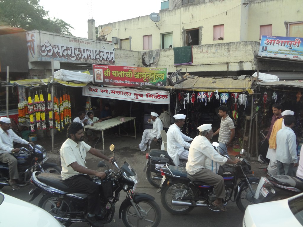 Busy street market on the way to Aurangabad